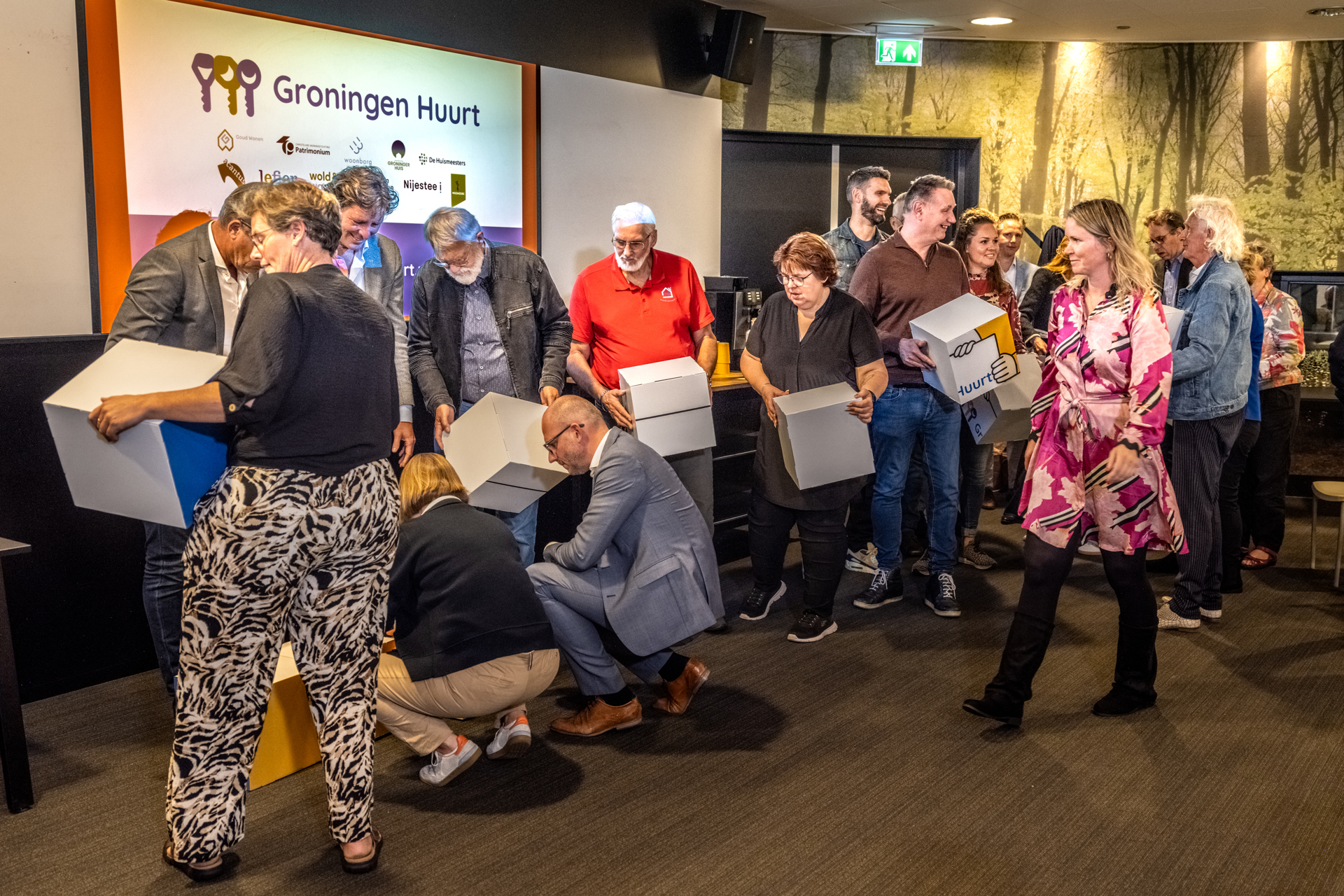 Bestuurders corporaties en leden van huurdersorganisaties maken samen een puzzel